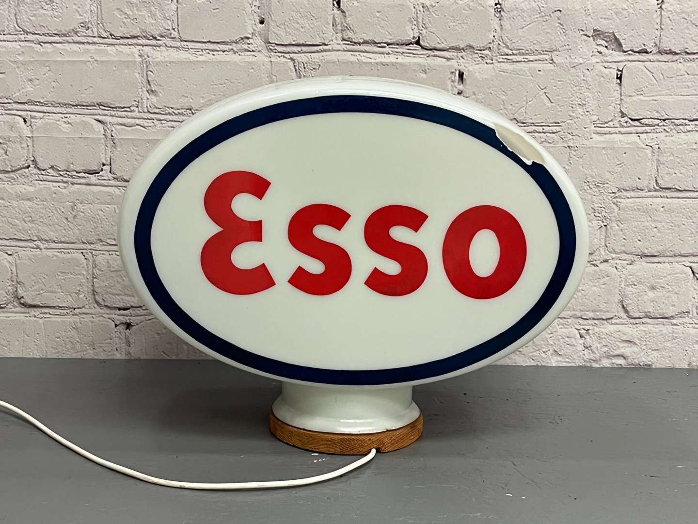 <p>Esso Glass Petrol Globe (Damaged)</p>