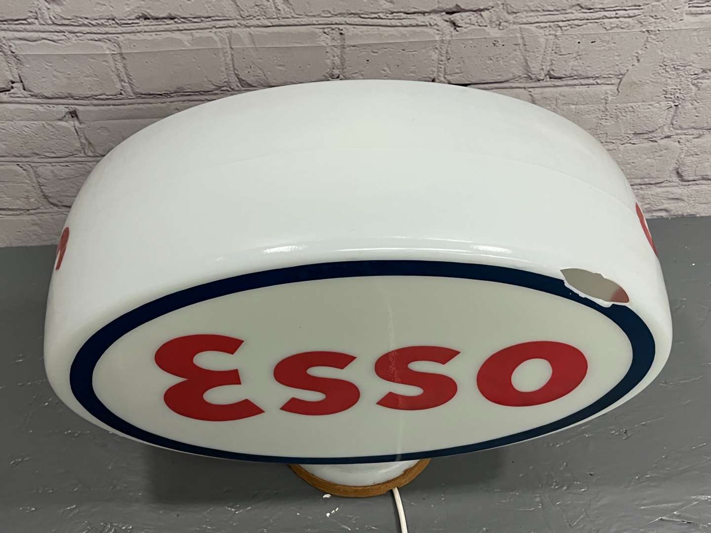 <p>Esso Glass Petrol Globe (Damaged)</p>