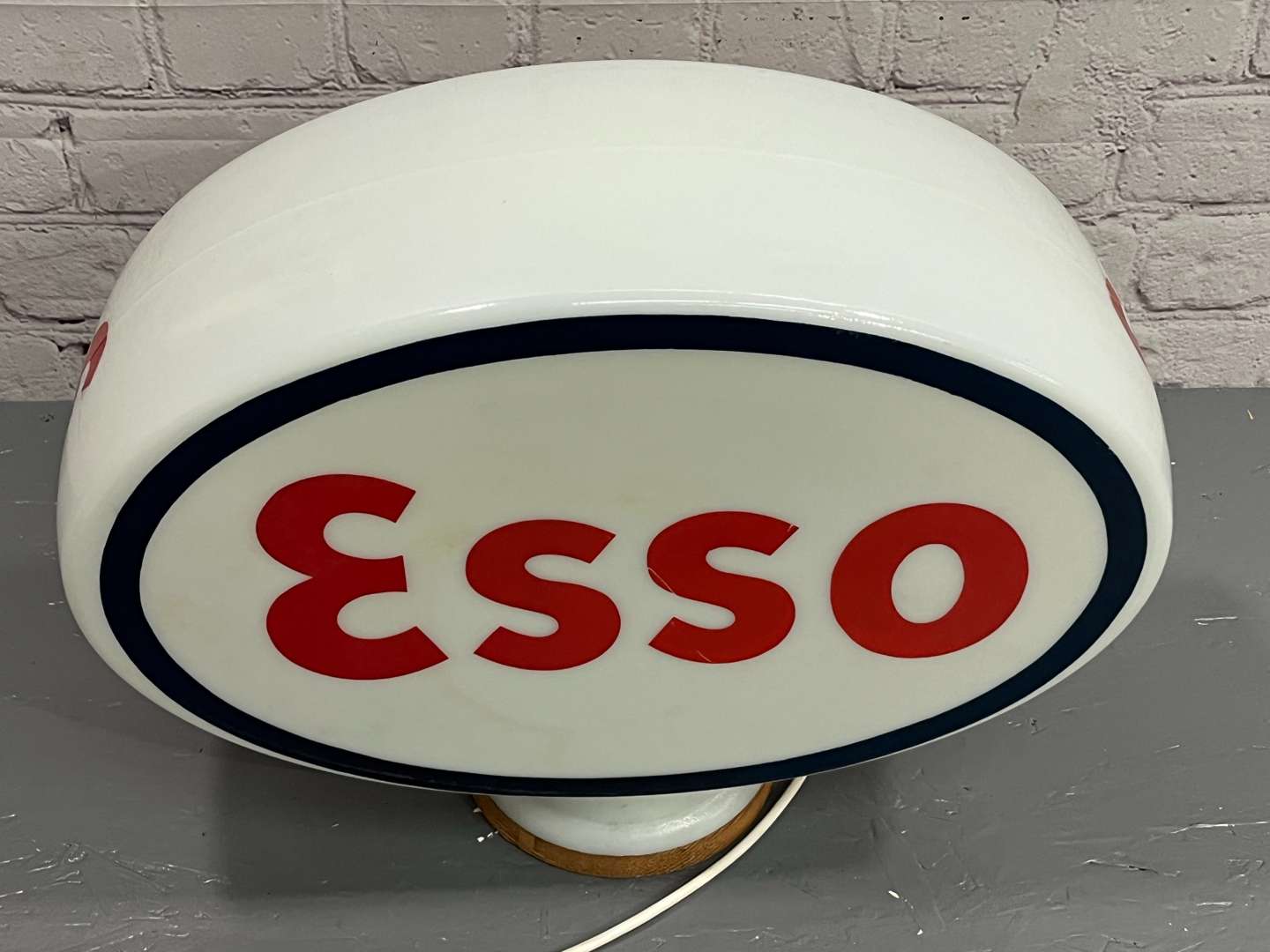<p>Esso Glass Petrol Globe (Damaged)</p>