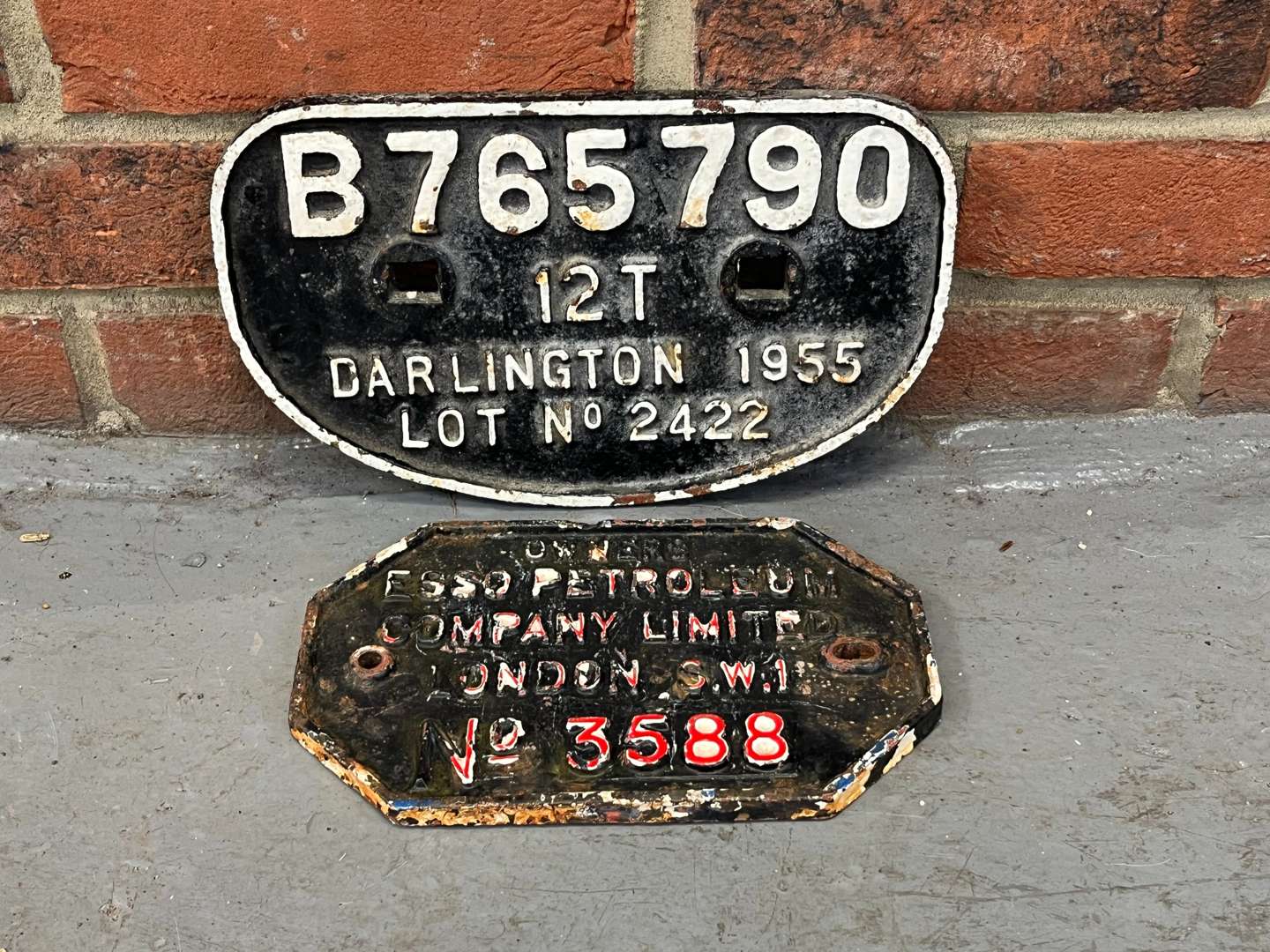 <p>Esso Petroleum Company Limited London SW1, No 3588 and Darlington Plate (2)</p>