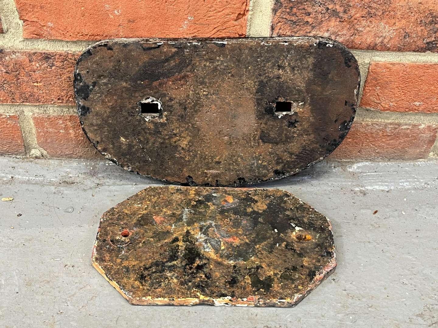 <p>Esso Petroleum Company Limited London SW1, No 3588 and Darlington Plate (2)</p>