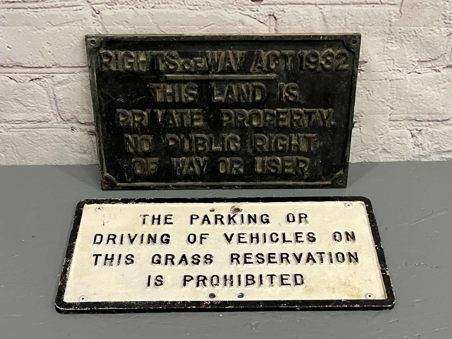 <p>Two Cast Warning Signs</p>