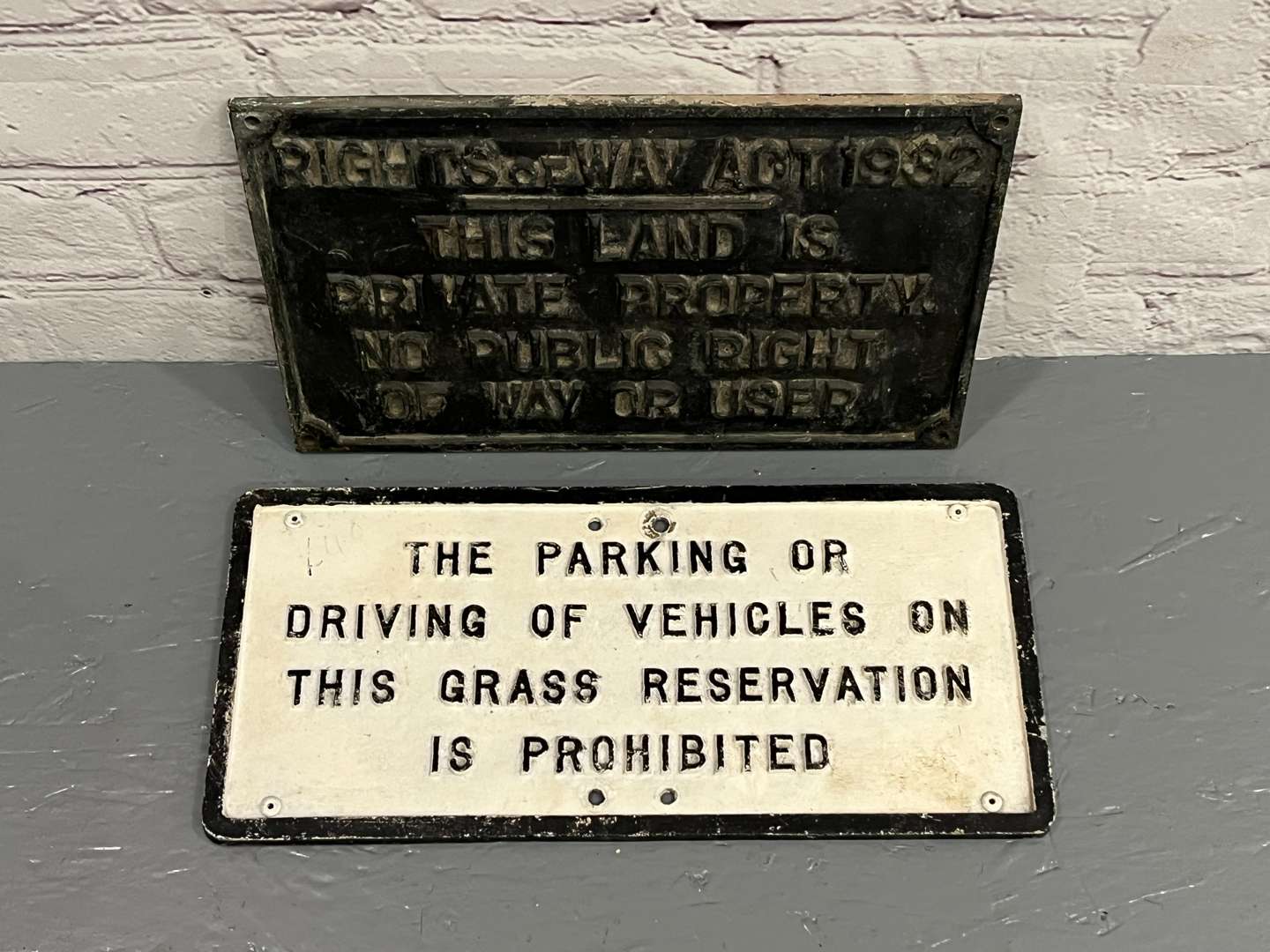 <p>Two Cast Warning Signs</p>