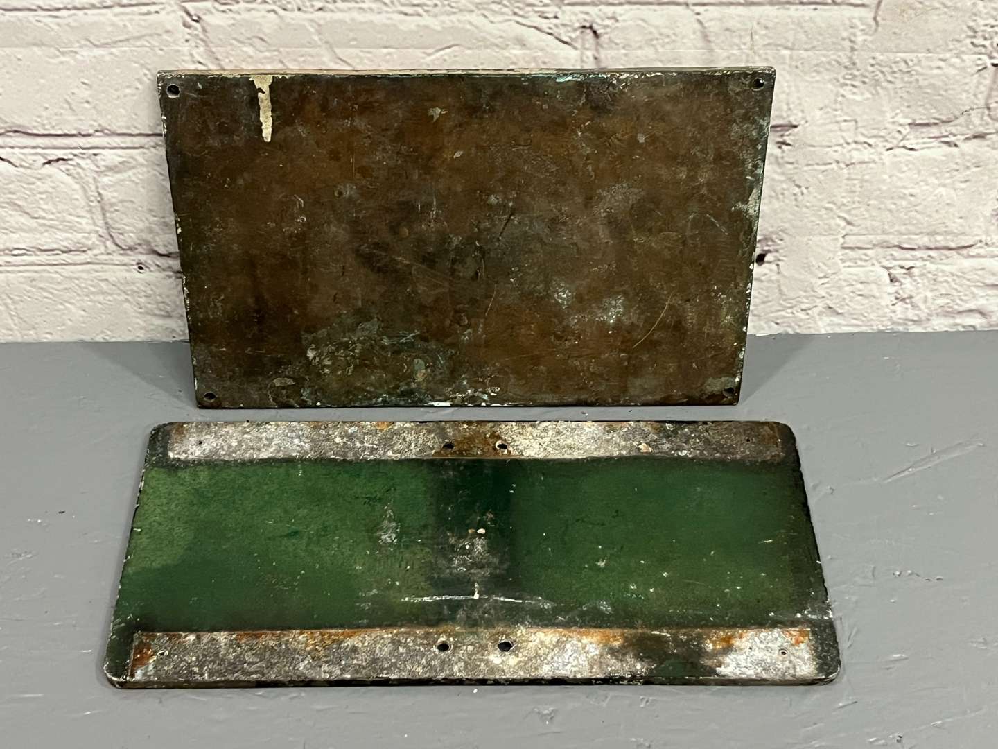 <p>Two Cast Warning Signs</p>