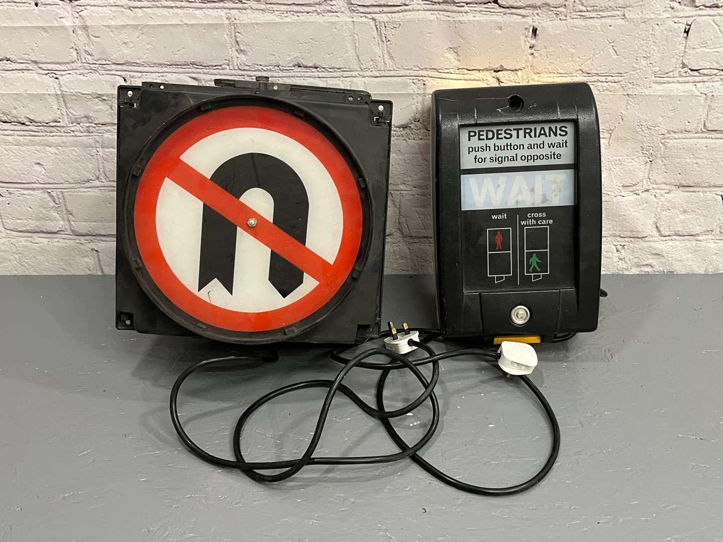 <p>No U Turn Illuminated Road Sign and Pedestrians Crossing Sign (2)</p>