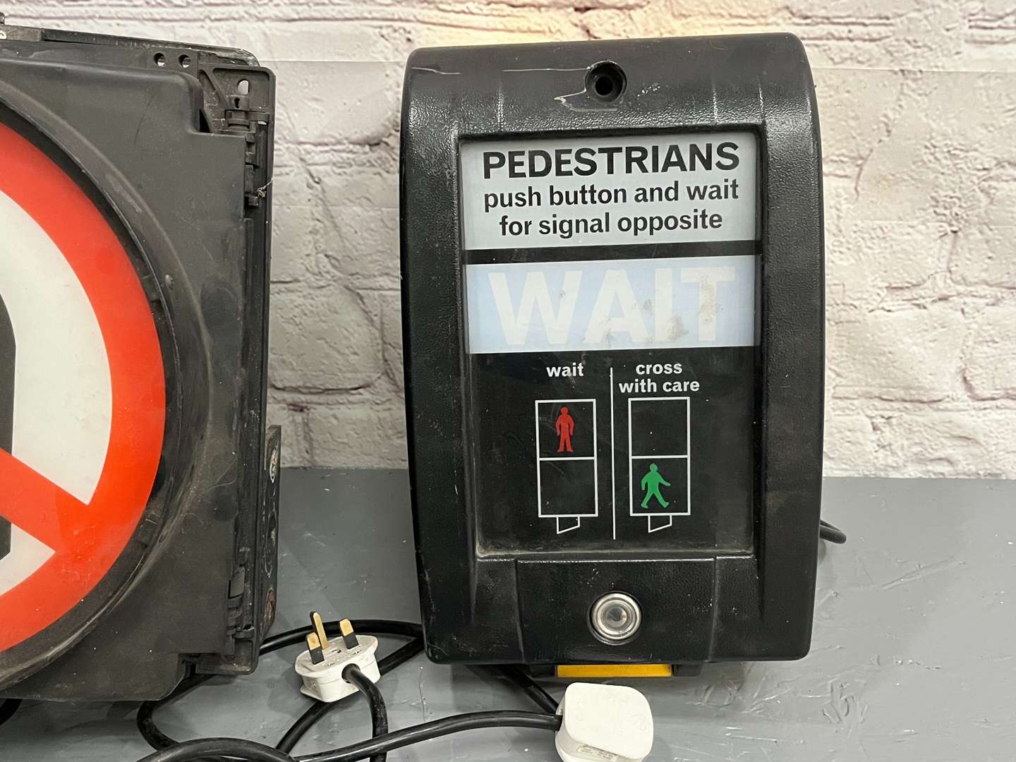 <p>No U Turn Illuminated Road Sign and Pedestrians Crossing Sign (2)</p>