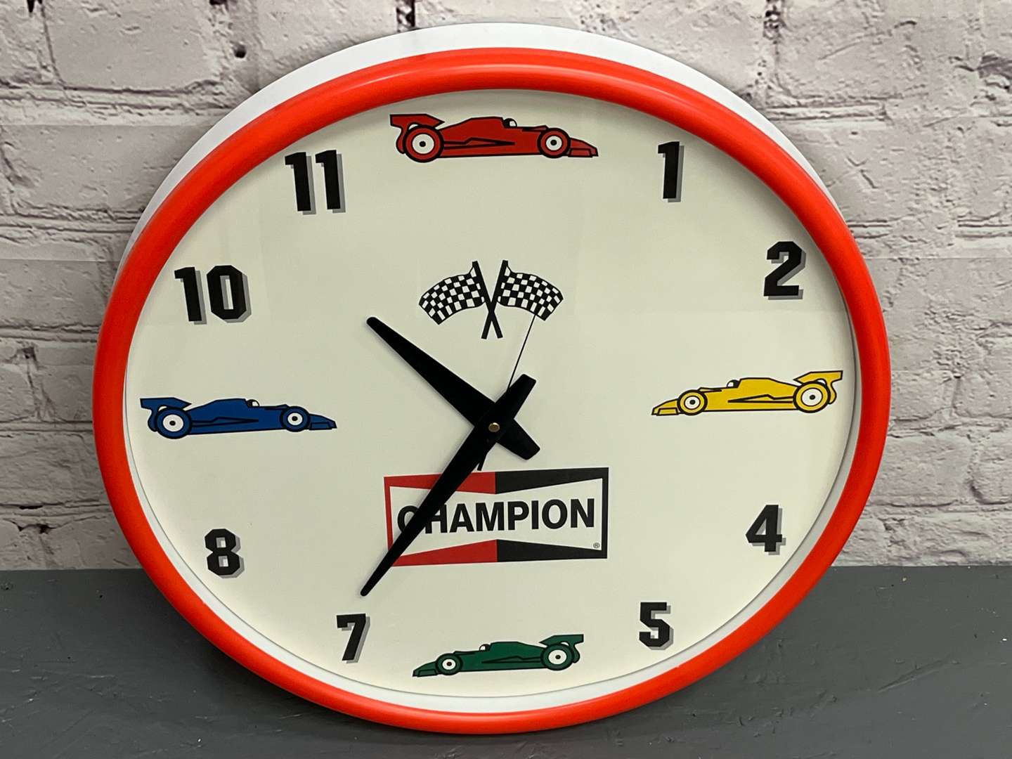 <p>Champion Plastic Circular Wall Clock</p>