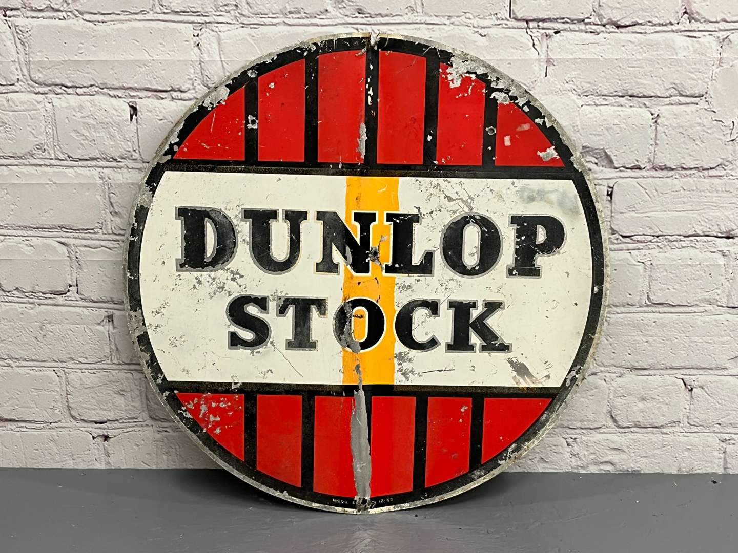 <p>Dunlop Stock Aluminium Circular Sign</p>