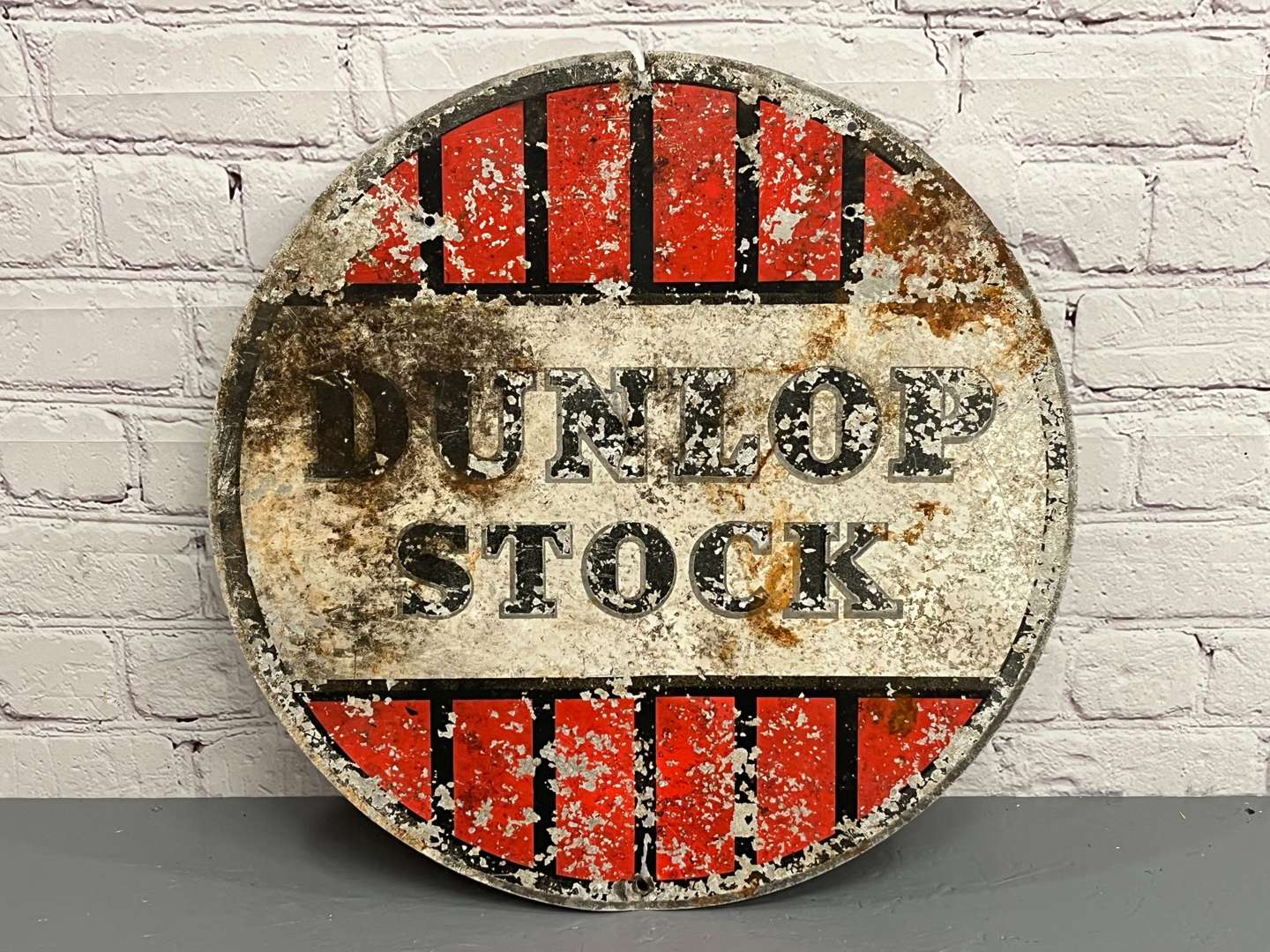 <p>Dunlop Stock Aluminium Circular Sign</p>