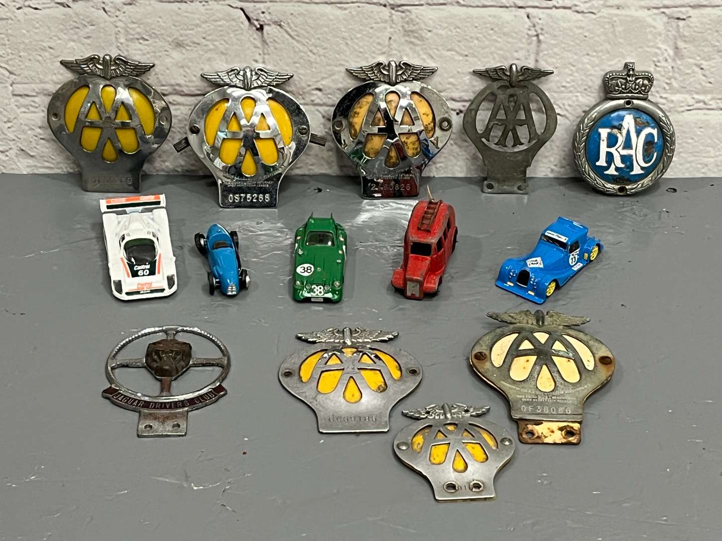<p>Mixed Lot Classic Car Badges&nbsp;</p>
