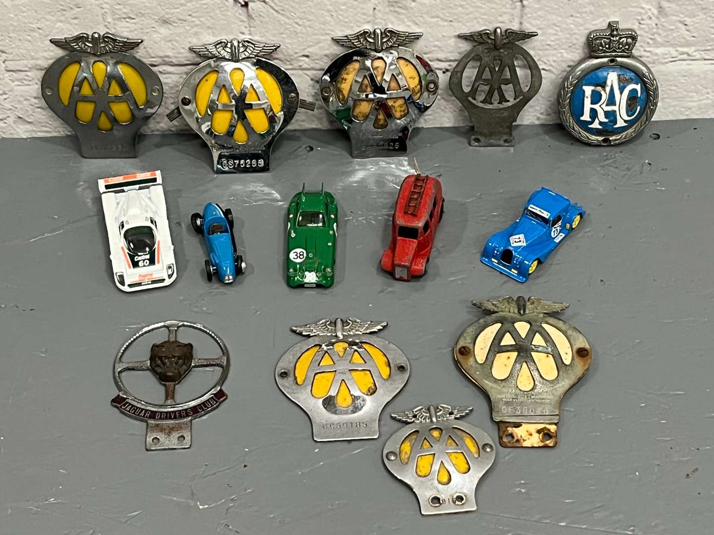 <p>Mixed Lot Classic Car Badges&nbsp;</p>