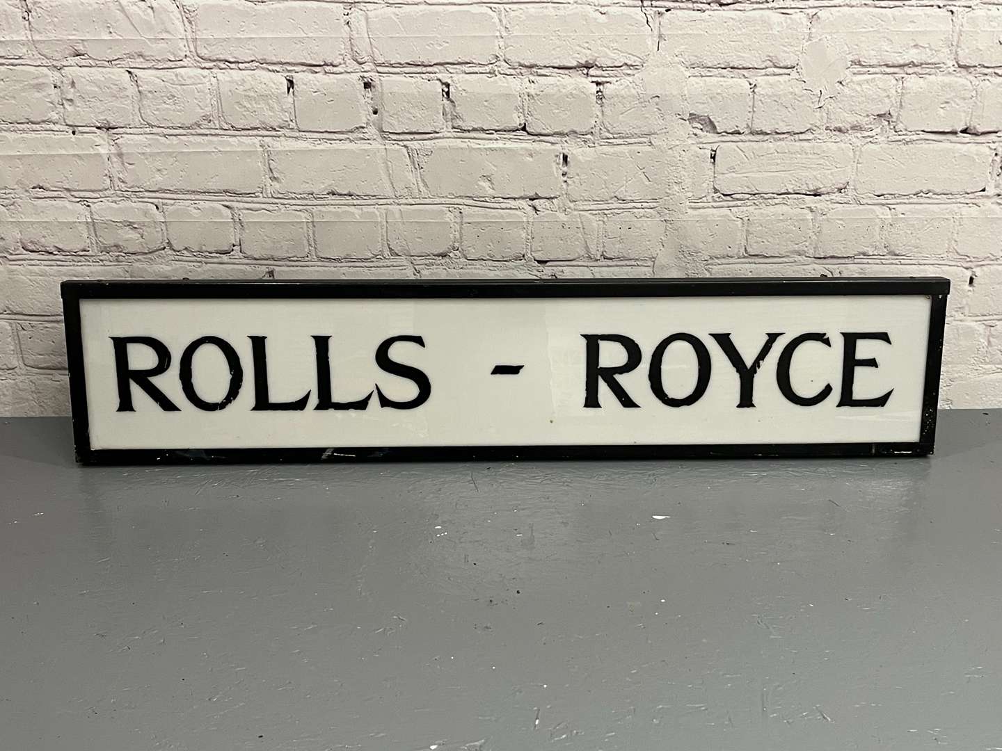 <p>Rolls Royce Illuminated Sign</p>