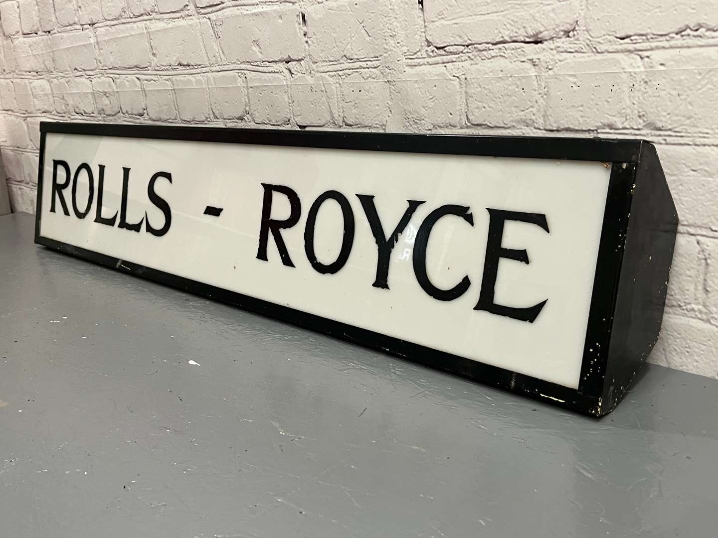 <p>Rolls Royce Illuminated Sign</p>