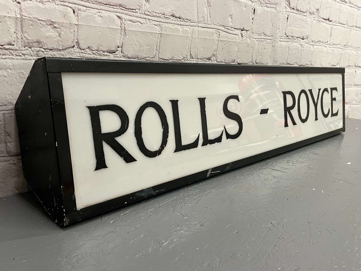 <p>Rolls Royce Illuminated Sign</p>