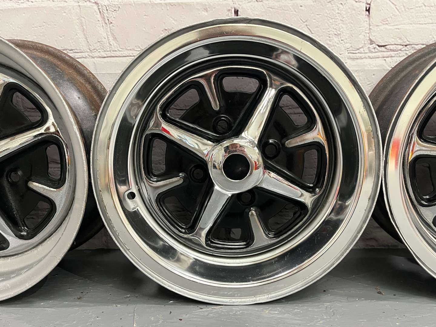 <p>Five Ford Steel Wheels and Four Embellishers&nbsp;</p>