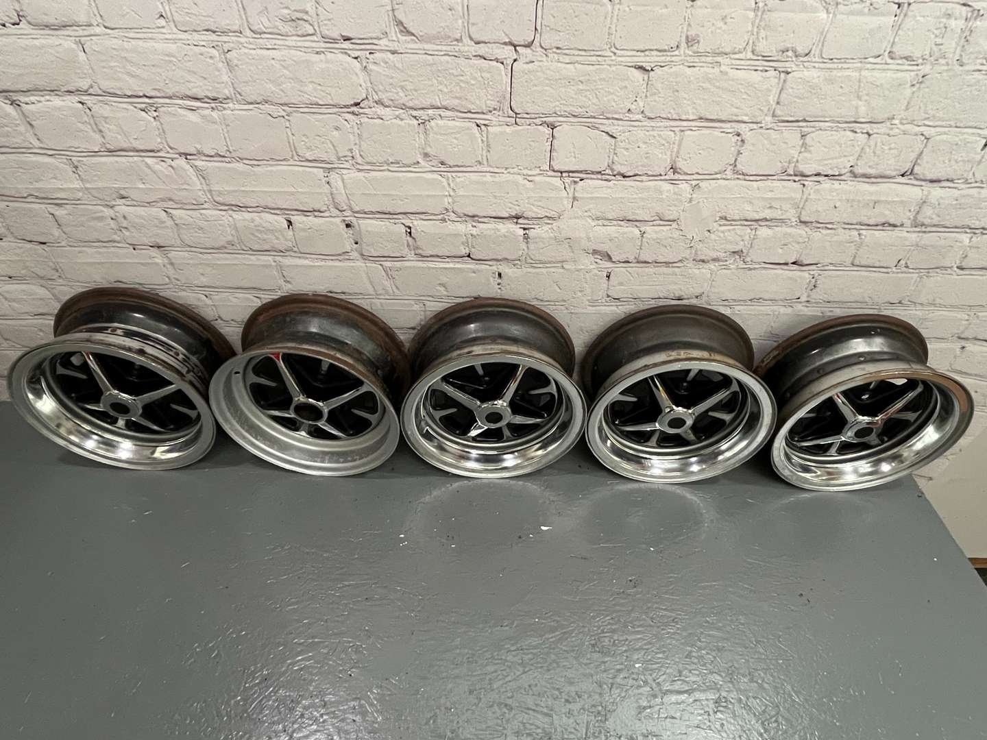 <p>Five Ford Steel Wheels and Four Embellishers&nbsp;</p>