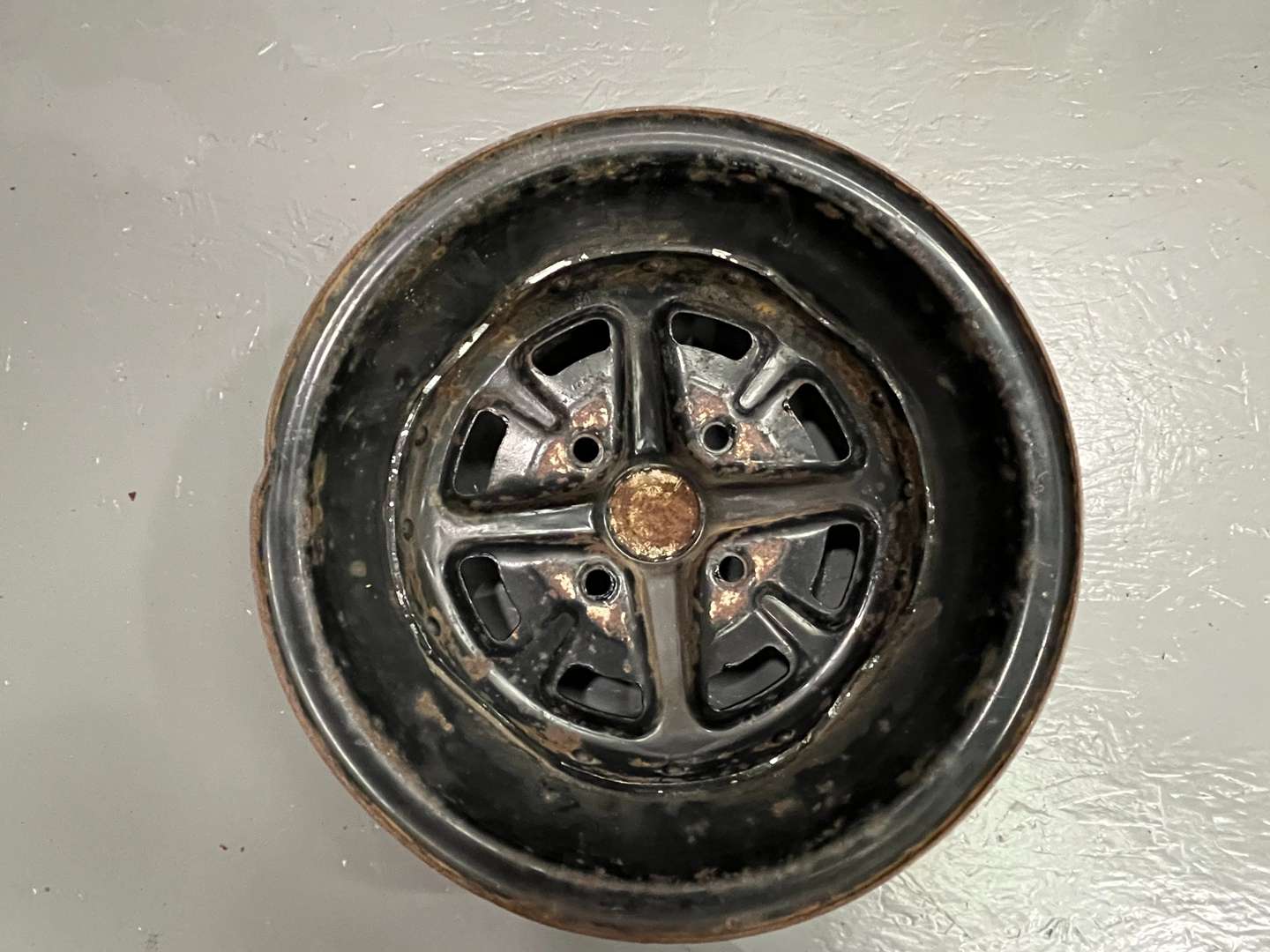 <p>Five Ford Steel Wheels and Four Embellishers&nbsp;</p>