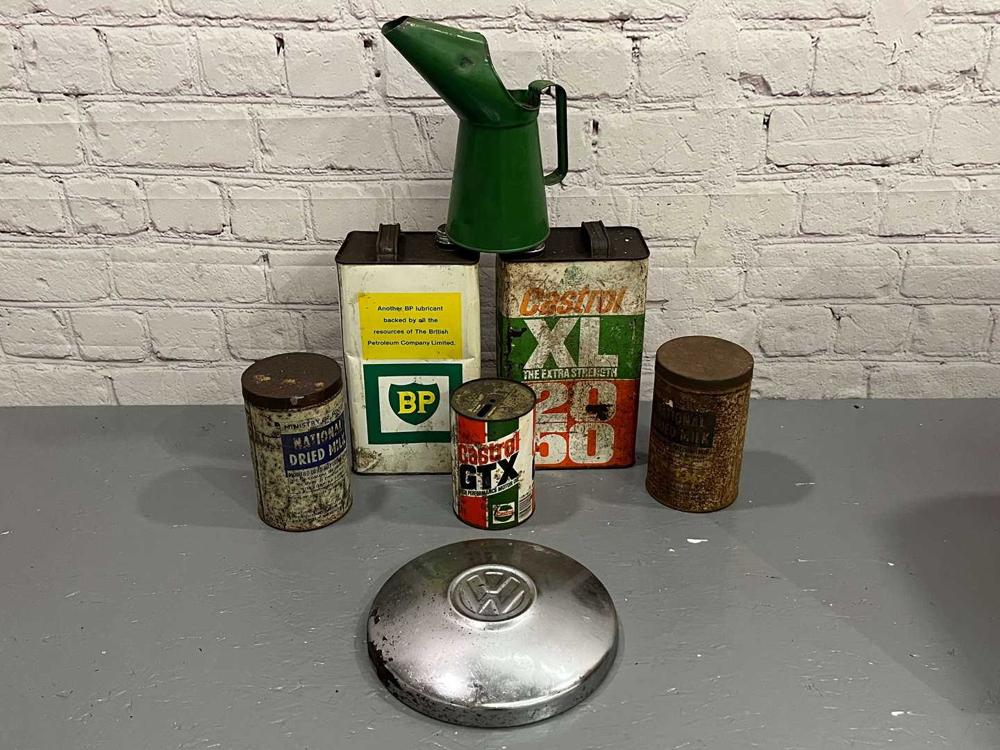 <p>Mixed Of Oil Cans Etc</p>