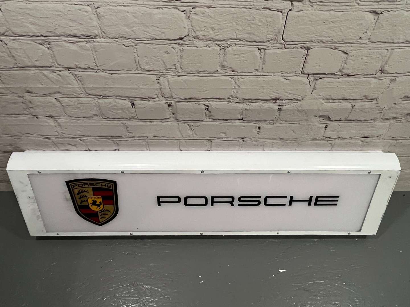 <p>Porsche Illuminated Sign&nbsp;</p>