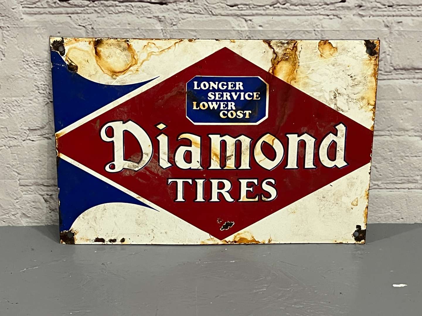 <p>Diamond Tires Enamel Sign</p>