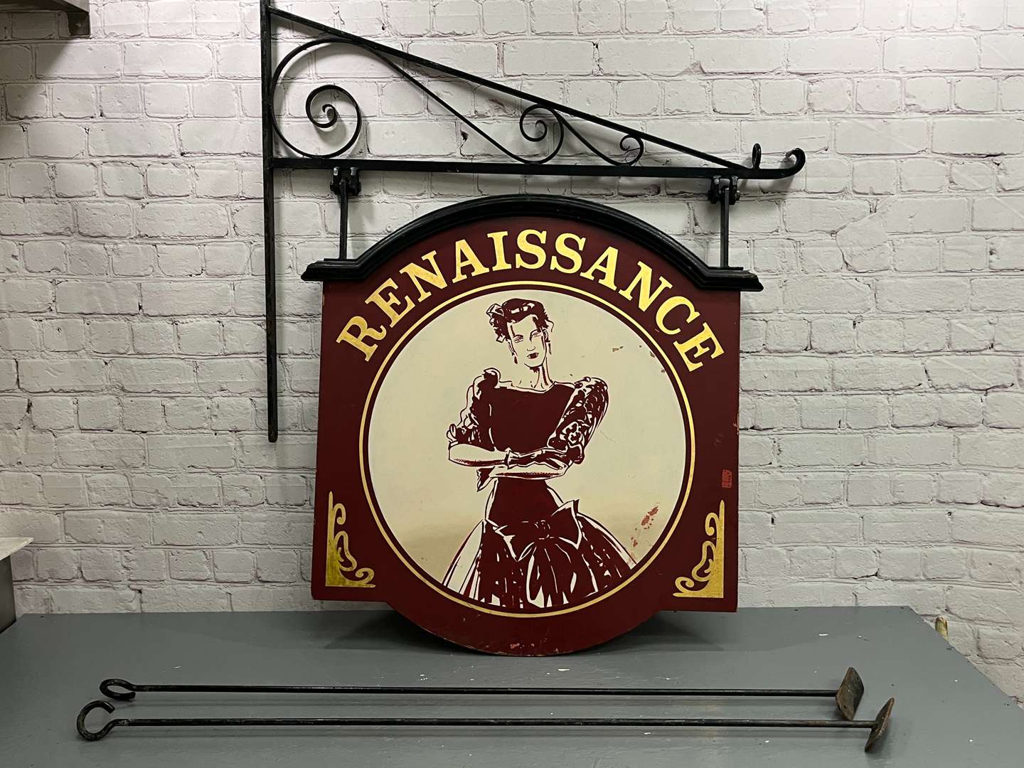 <p>Large Renaissance Hanging Pub Sign</p>