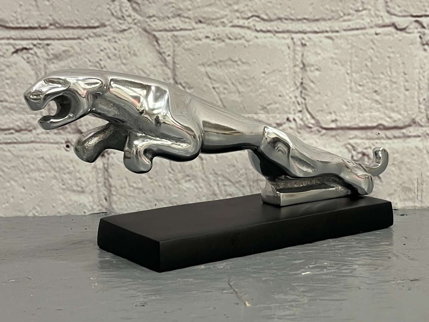 <p>Jaguar Small Aluminium Mascot Display</p>