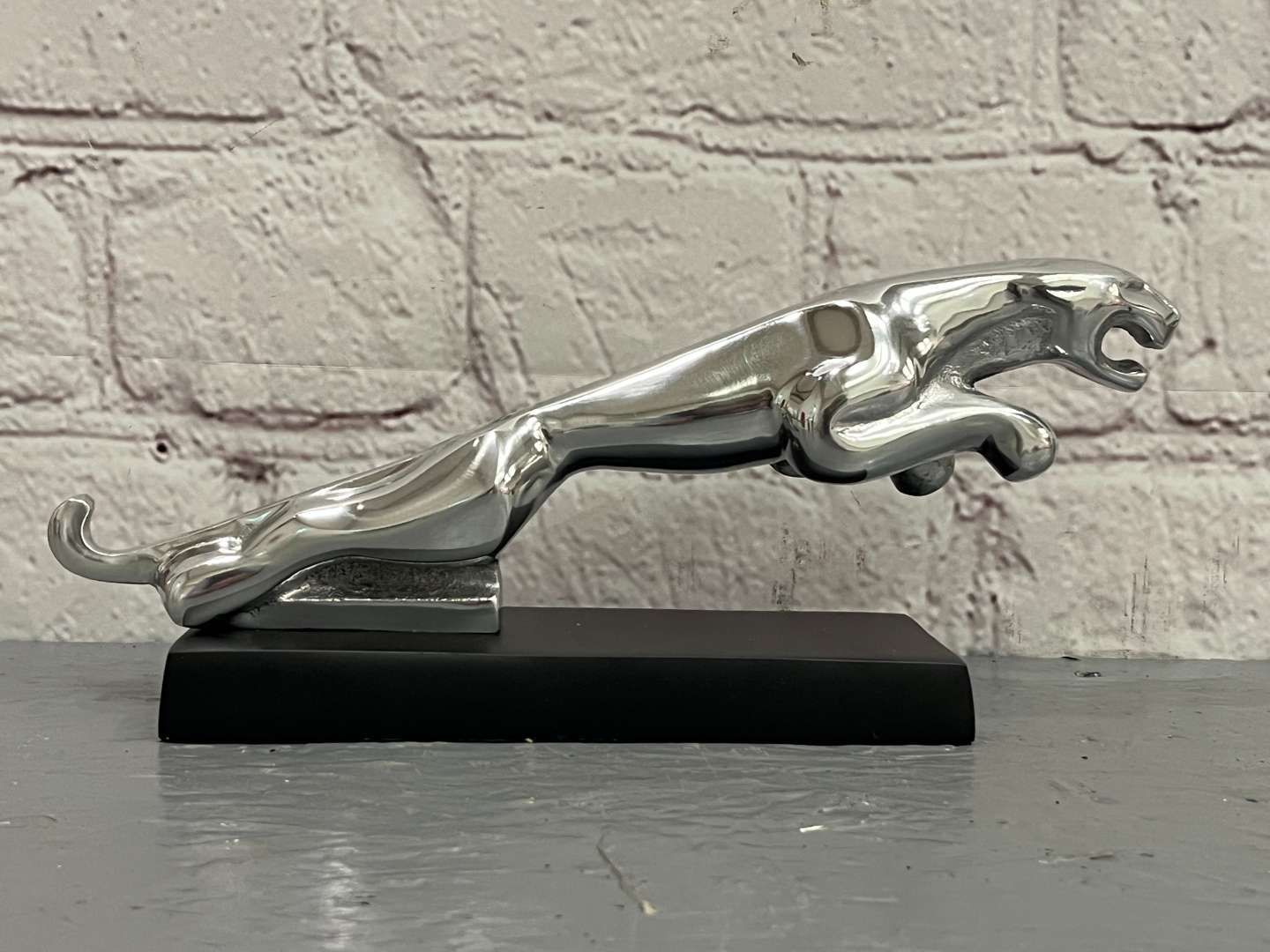 <p>Jaguar Small Aluminium Mascot Display</p>