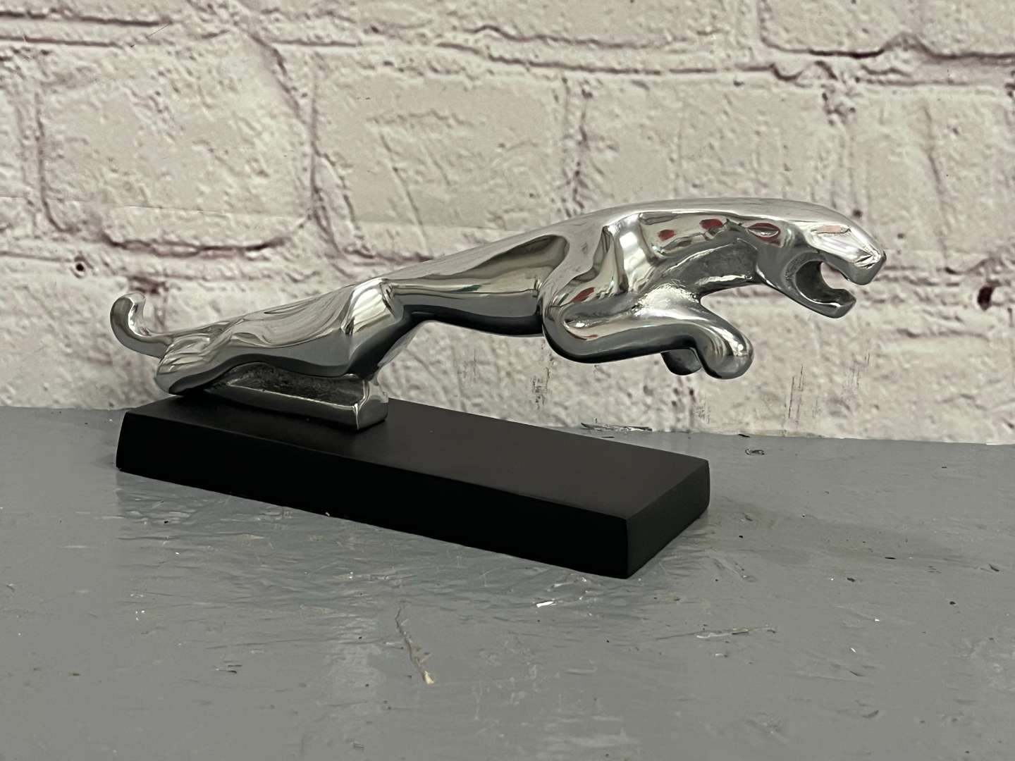 <p>Jaguar Small Aluminium Mascot Display</p>