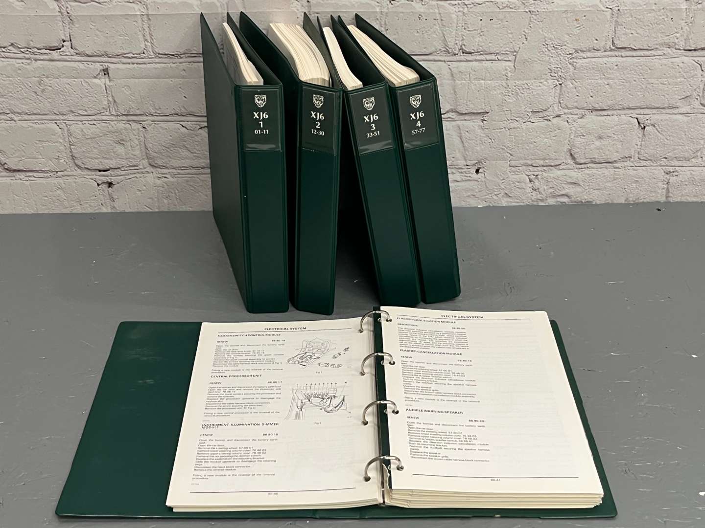 <p>Jaguar XJ6 Maintenance Manuals &nbsp;</p>