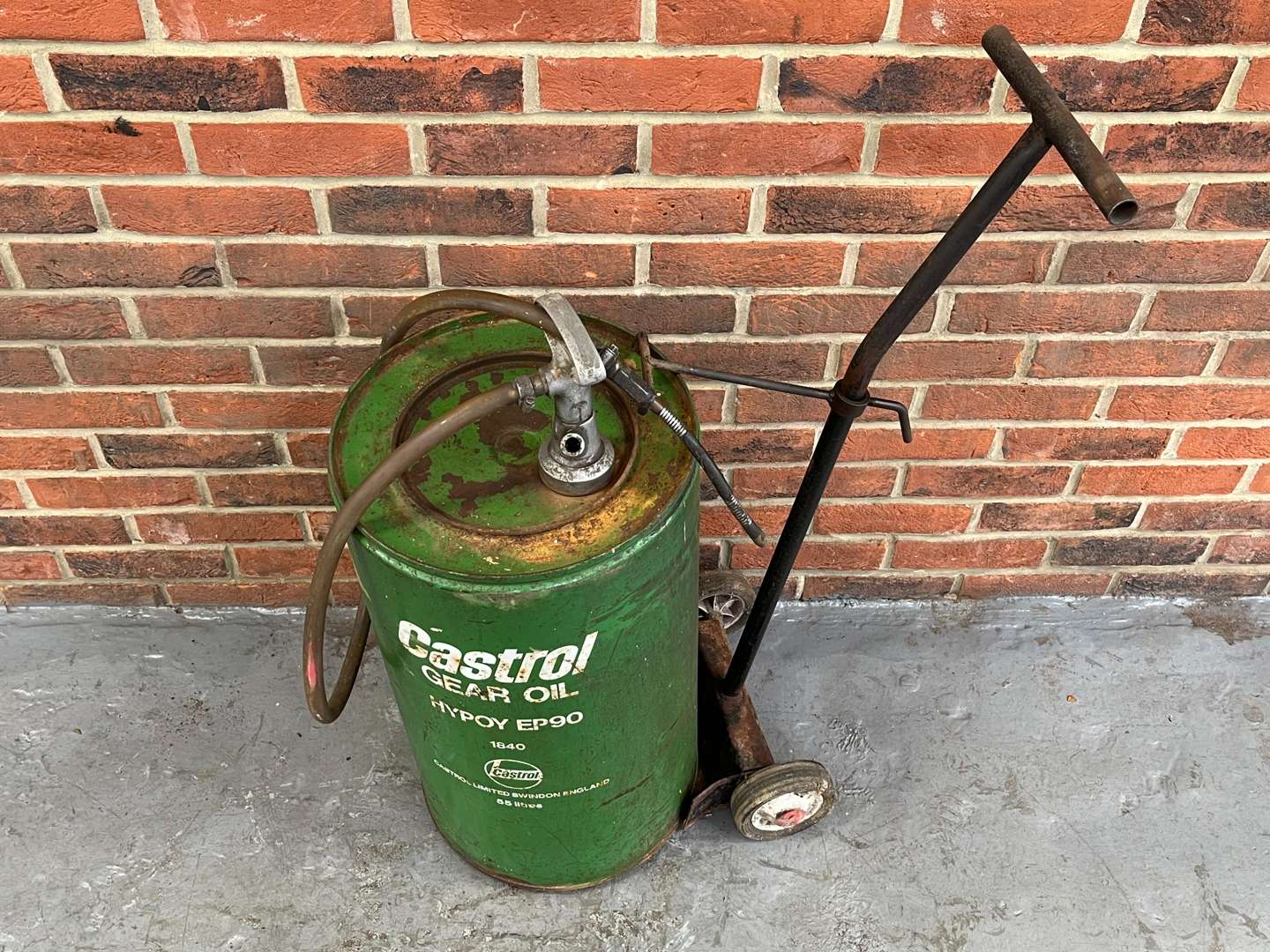 <p>Castrol Gear Oil Trolley&nbsp;</p>