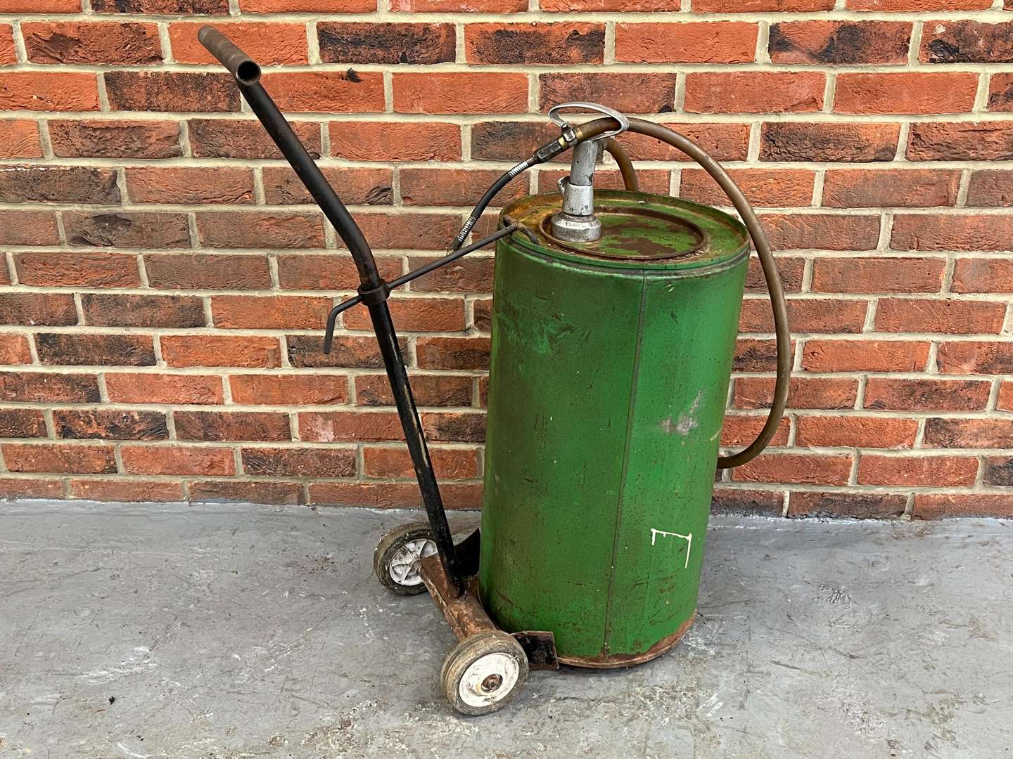<p>Castrol Gear Oil Trolley&nbsp;</p>