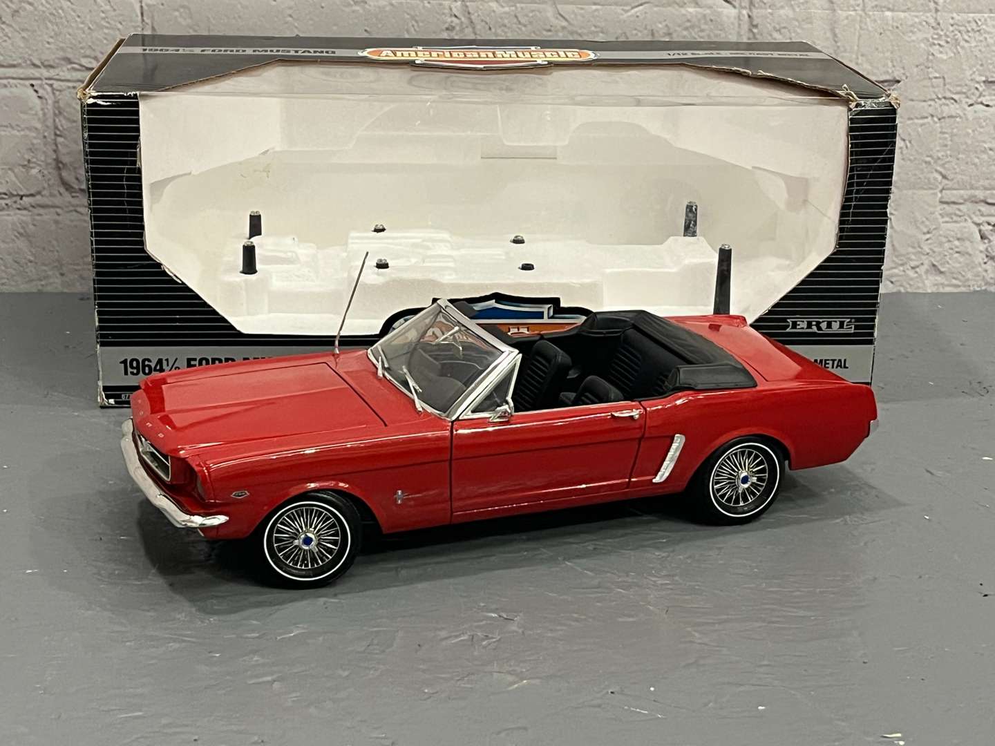 <p>Scale Boxed 1964 Model Mustang 1:12&nbsp;</p>