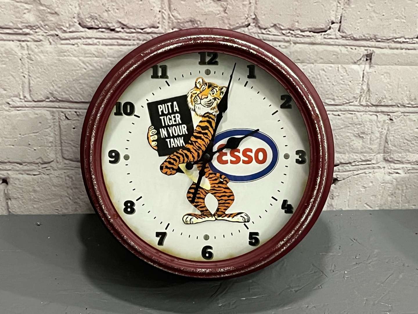 <p>Esso Put a Tiger In Your Tank Modern Wall Clock</p>