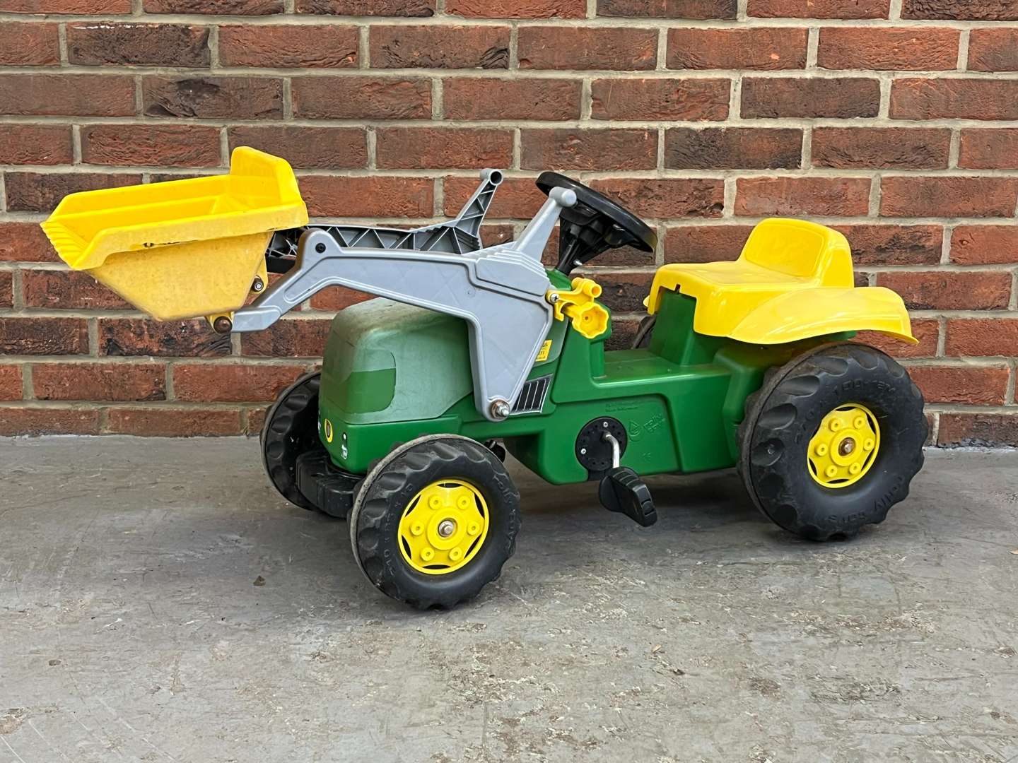 <p>John Deere Childs Plastic Pedal Tractor</p>