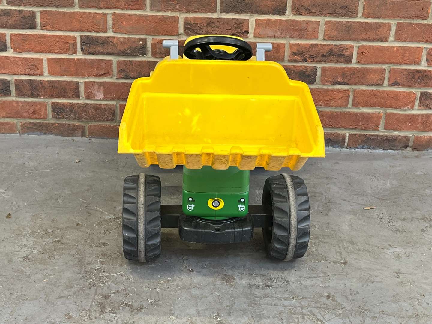 <p>John Deere Childs Plastic Pedal Tractor</p>