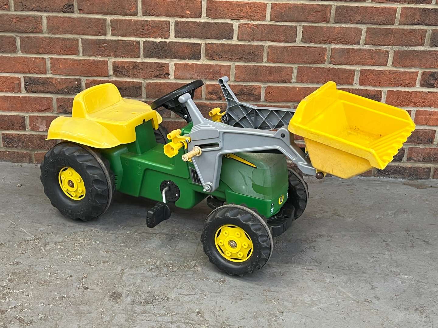 <p>John Deere Childs Plastic Pedal Tractor</p>