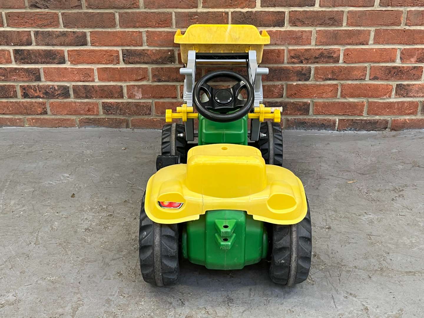 <p>John Deere Childs Plastic Pedal Tractor</p>