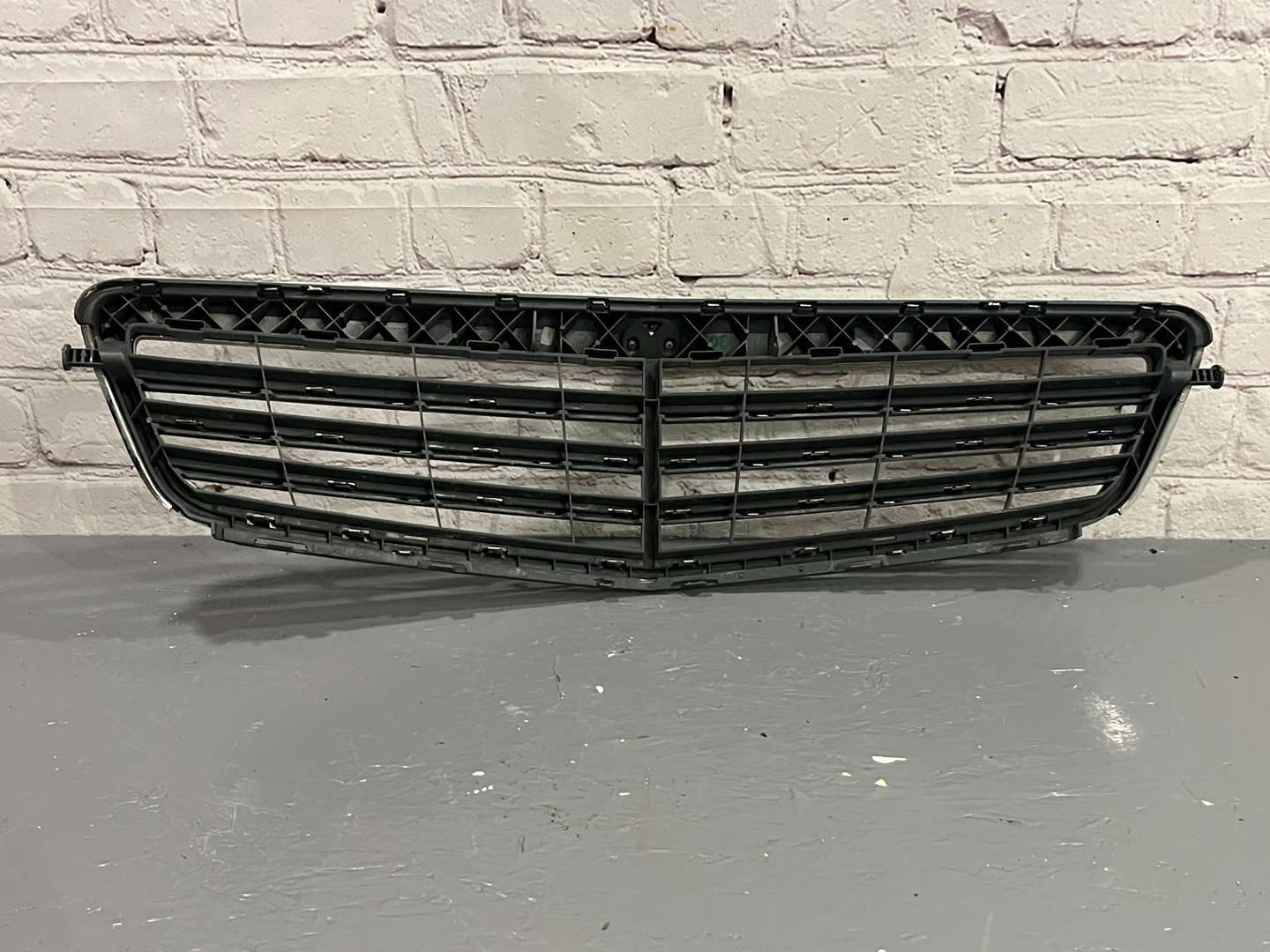 <p>Mercedes C Class Front Grille &nbsp;</p>