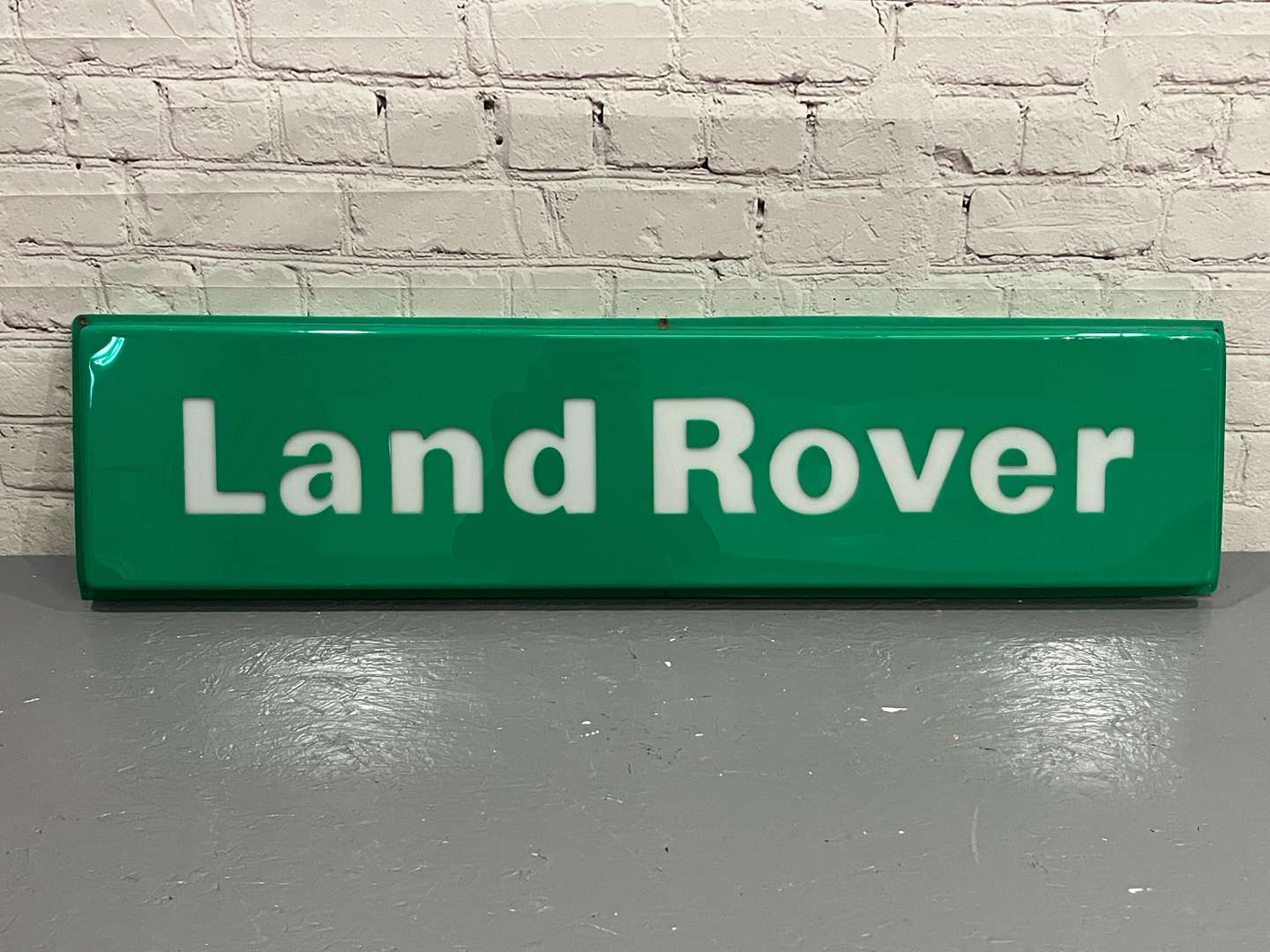 <p>Land Rover Plastic Dealership Sign</p>