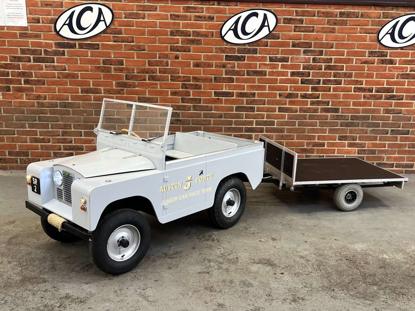 <p>Toylander Land Rover and Trailer&nbsp;</p>
