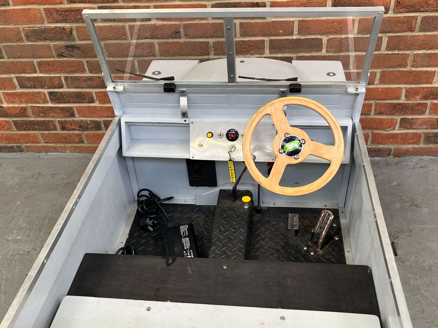 <p>Toylander Land Rover and Trailer&nbsp;</p>