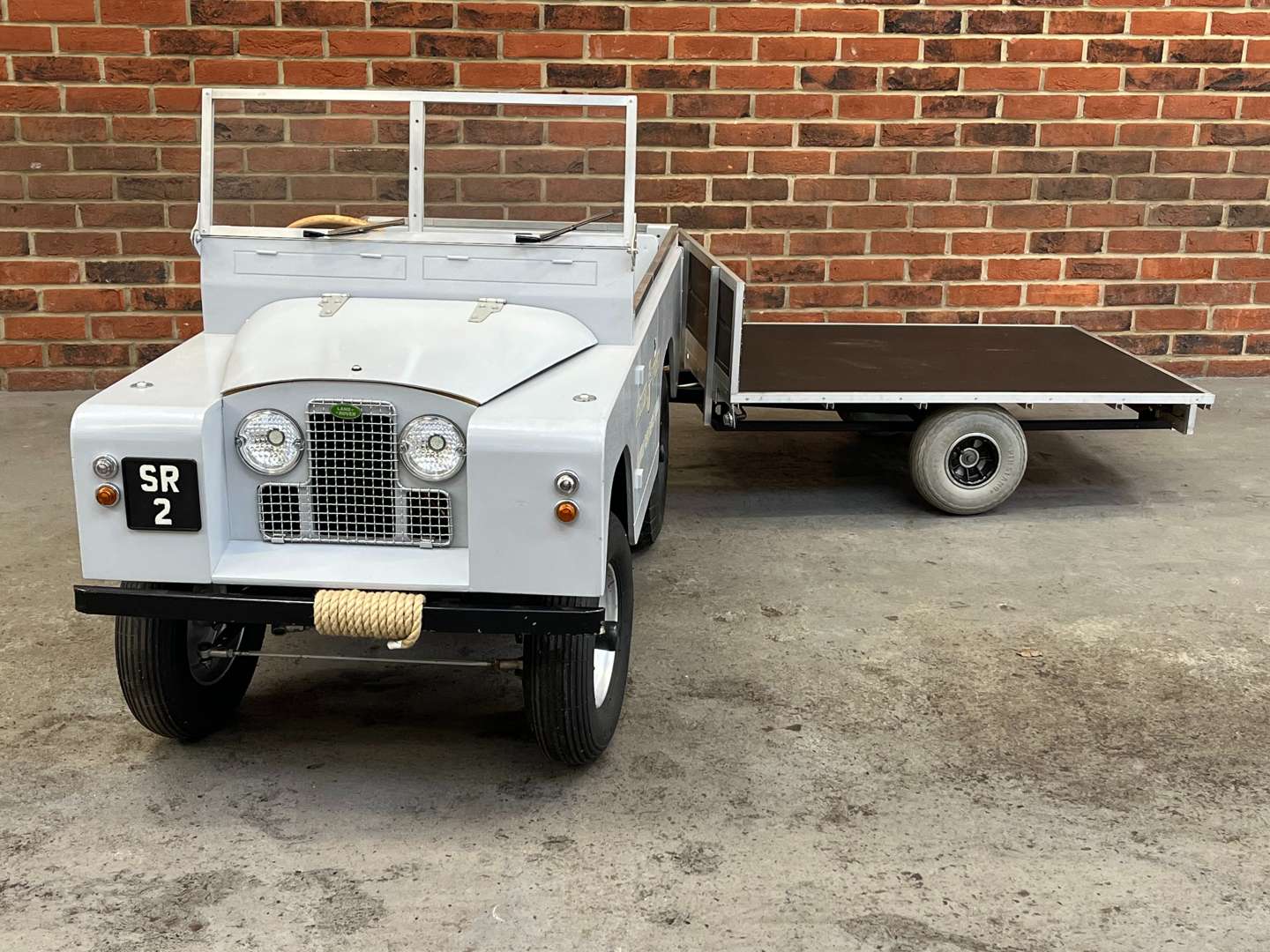 <p>Toylander Land Rover and Trailer&nbsp;</p>