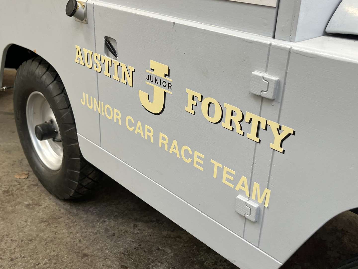 <p>Toylander Land Rover and Trailer&nbsp;</p>