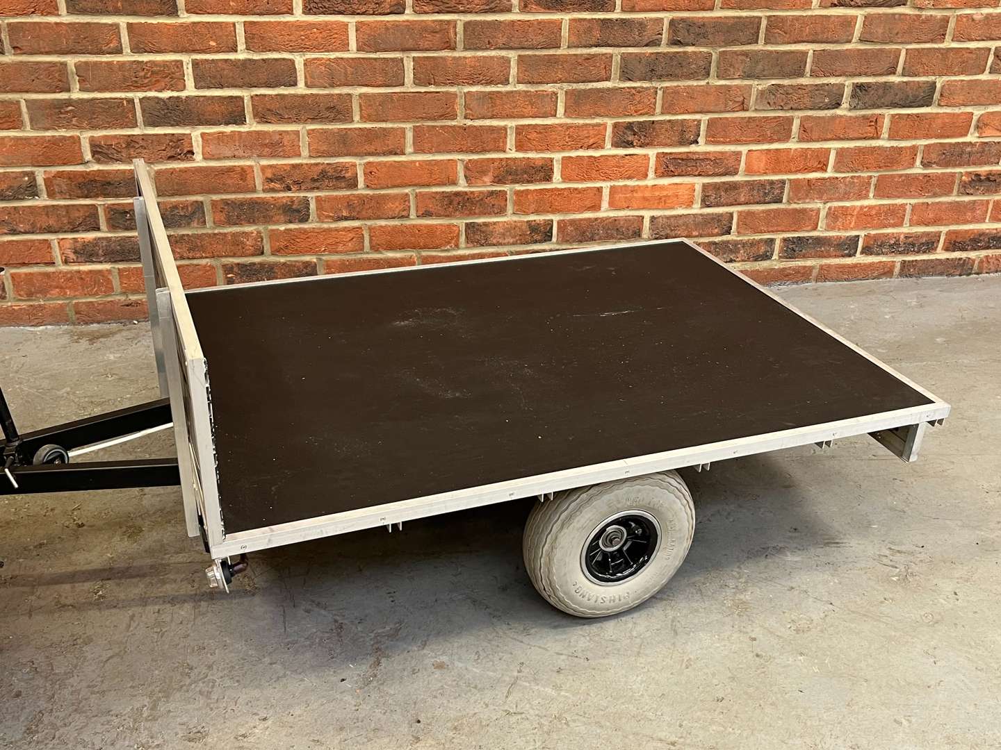 <p>Toylander Land Rover and Trailer&nbsp;</p>