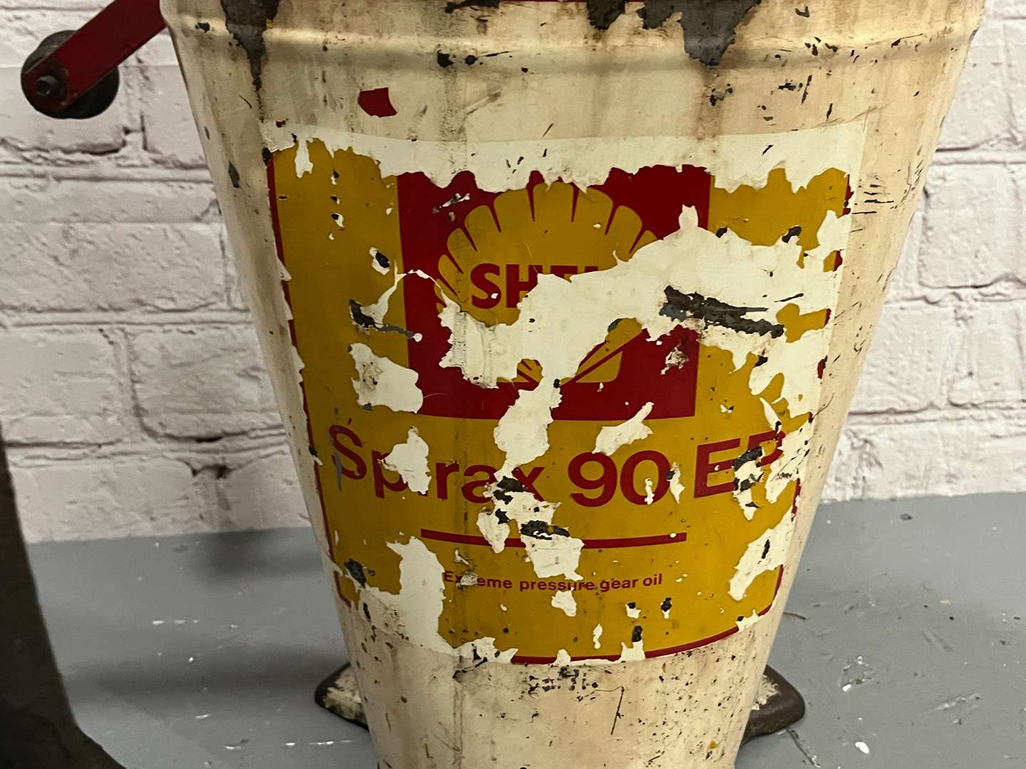 <p>Shell Forecourt Oil Dispenser&nbsp;</p>