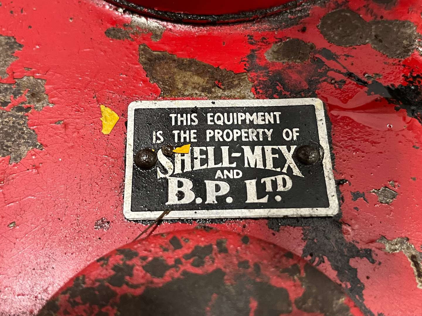 <p>Shell Forecourt Oil Dispenser&nbsp;</p>