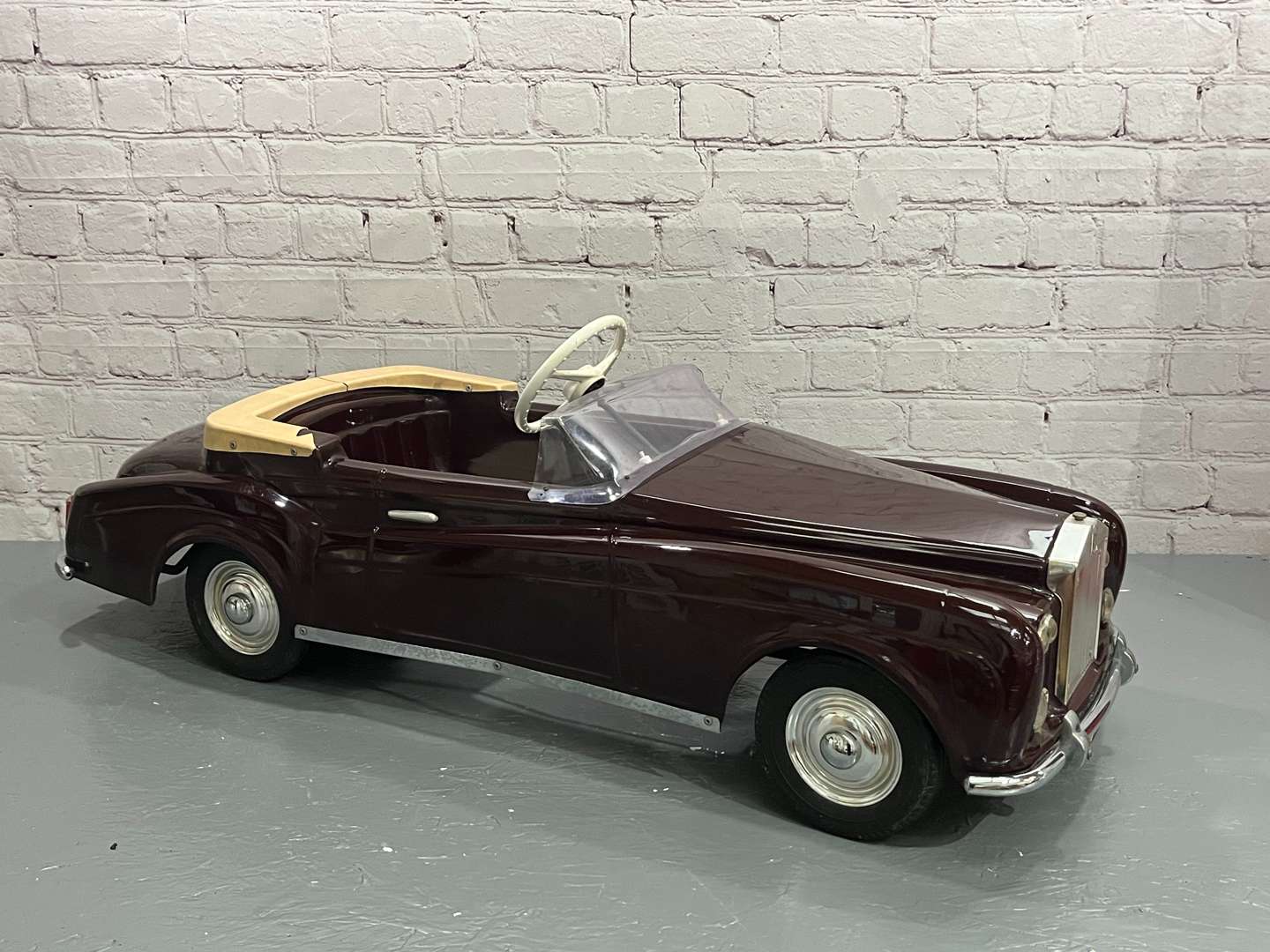 <p>Rolls Royce Tri-ang Silver Cloud III Plastic Childs Pedal Car</p>