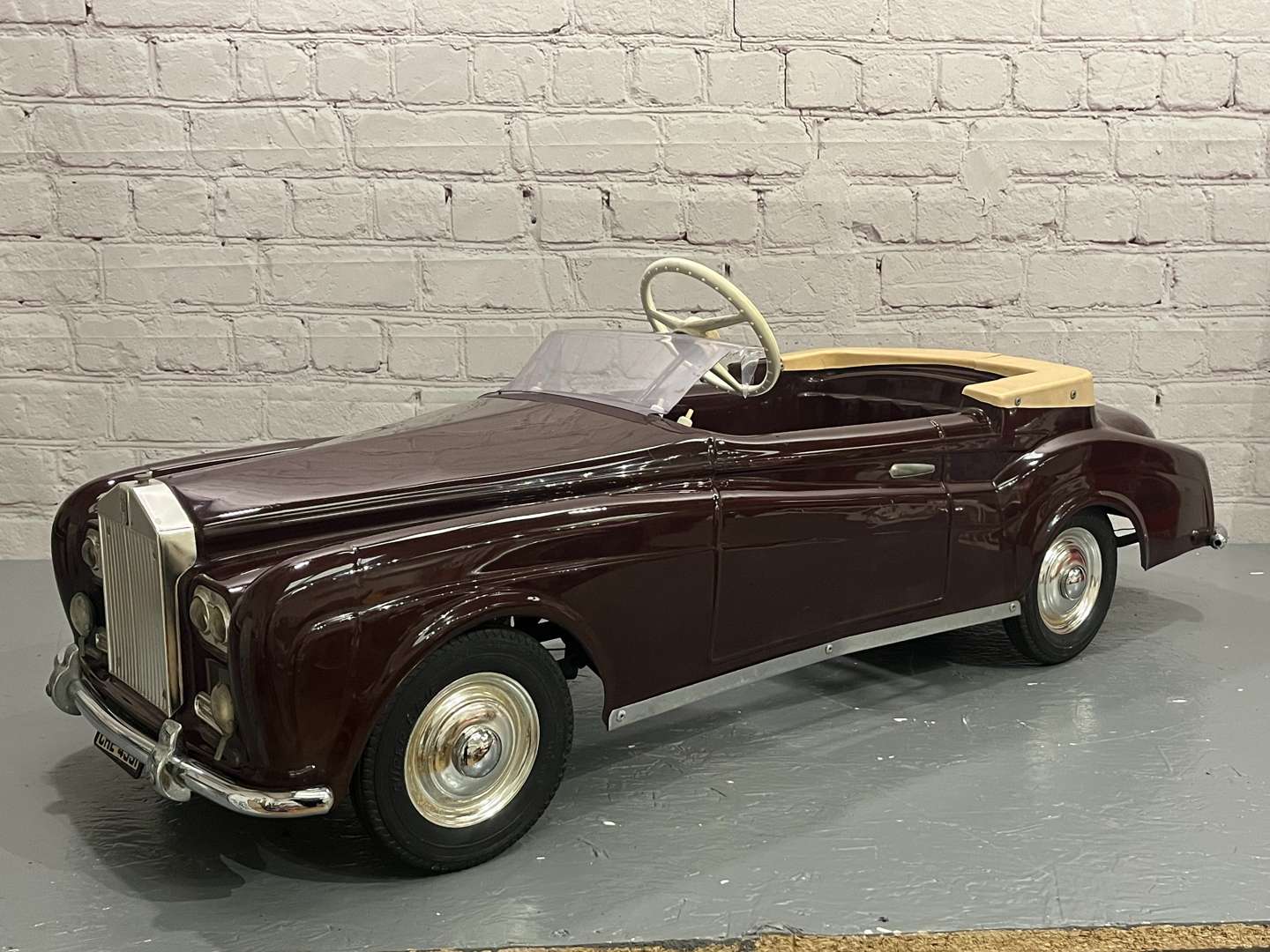 <p>Rolls Royce Tri-ang Silver Cloud III Plastic Childs Pedal Car</p>