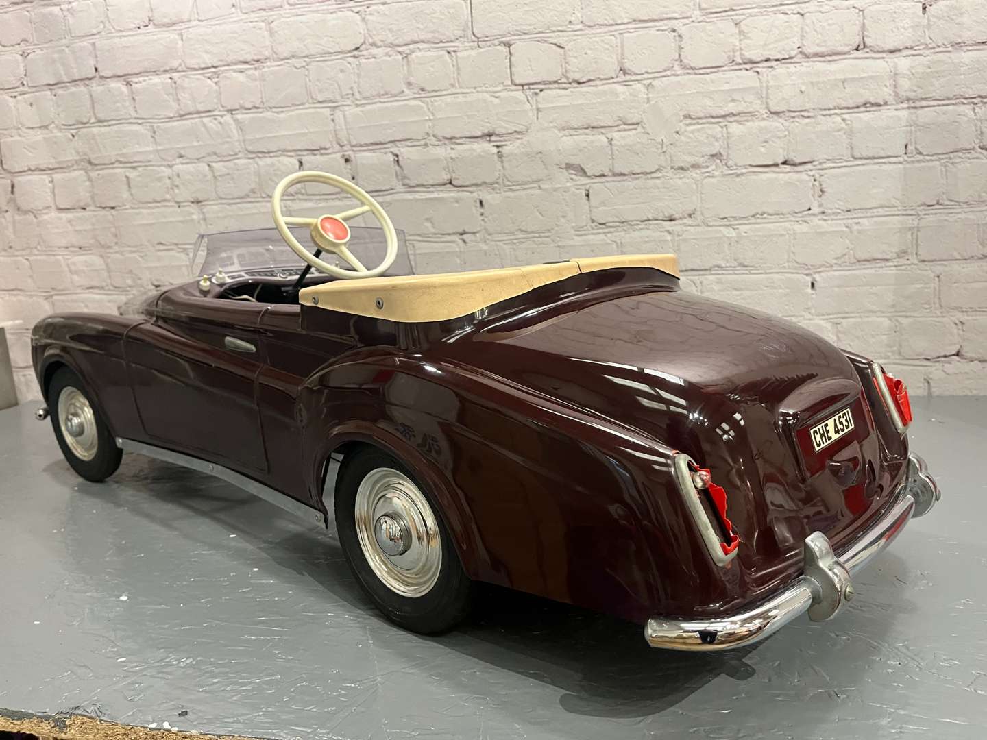 <p>Rolls Royce Tri-ang Silver Cloud III Plastic Childs Pedal Car</p>