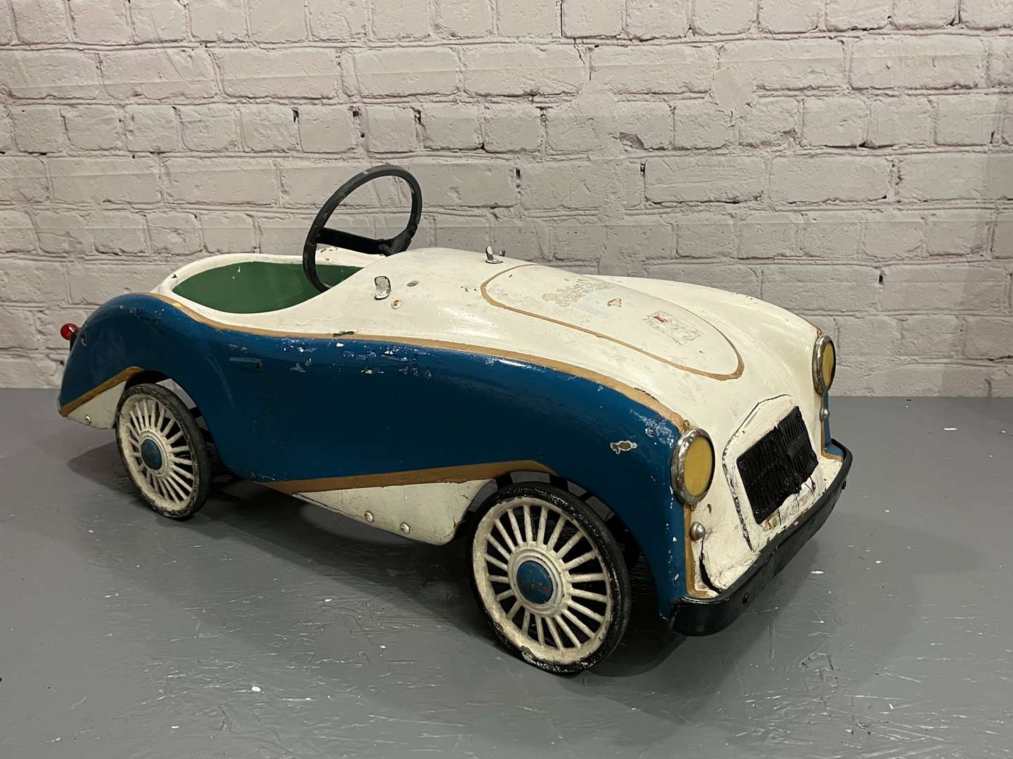 <p>MGA Rare Fibreglass Childs Pedal Car</p>